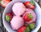 sladoled od jagoda i jogurta/