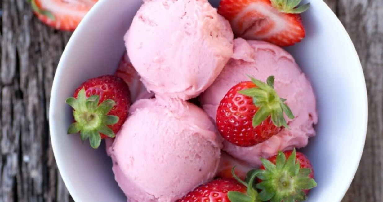 sladoled od jagoda i jogurta/