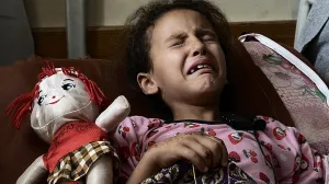 Khan Younis, Gaza - Osmogodišnjoj palestinskoj djevojčici amputirana je desna noga nakon teških tjelesnih povreda koje je zadobila tokom izraelskog zračnog napada na šator sa raseljenim porodicama u Gazi, prema lokalnim zdravstvenim zvaničnicima (Doaa Albaz - Anadolu Agency)/