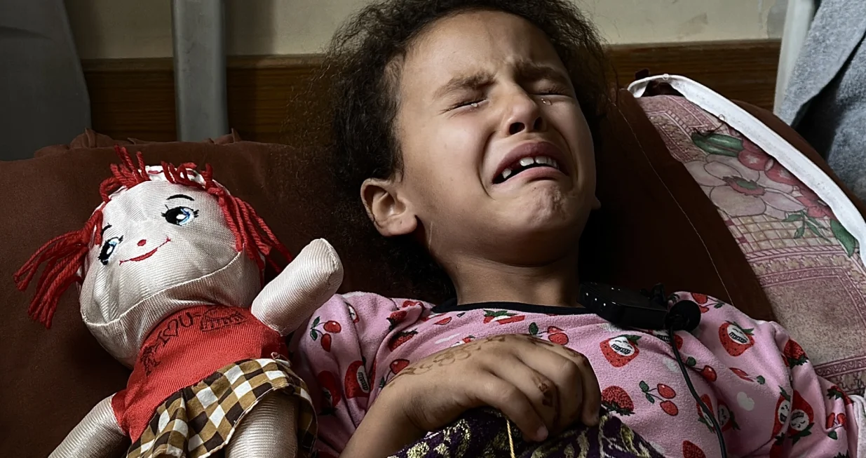 Khan Younis, Gaza - Osmogodi&scaron;njoj palestinskoj djevojčici amputirana je desna noga nakon te&scaron;kih tjelesnih povreda koje je zadobila tokom izraelskog zračnog napada na &scaron;ator sa raseljenim porodicama u Gazi, prema lokalnim zdravstvenim zvaničnicima (Doaa Albaz - Anadolu Agency)/