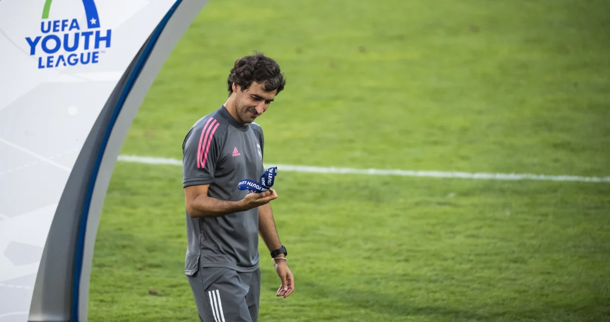 epa08625283 Real Madrid's head coach Raul Gonzalez Blanco, reacts with the medal after the victory of the UEFA Youth League final soccer match between SL Benfica from Portugal and Real Madrid CF from Spain at the Colovray Sports Centre stadium in Nyon, Switzerland, 25 August 2020. EPA/JEAN-CHRISTOPHE BOTT