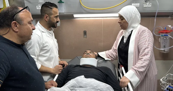 RAMALLAH/ISTANBUL (AA) вЂ" Fotoreporter Anadolu povrijeД'en je u napadu ilegalnih izraelskih doseljenika na okupiranoj Zapadnoj obali u utorak.Issama al-Rimawija su doseljenici udarili ЕЎtapom u glavu dok je izvjeЕЎtavao o napadima doseljenika u selu Al-Mughayyir, istoДЌno od Ramallaha na Zapadnoj obali, prema izvjeЕЎtaju novinara Anadolu s terena. Napad je uzrokovao gubitak svijesti kod fotoreportera, dodao je.Rimawi je prebaДЌen u Palestinski medicinski kompleks u Ramallahu. (Hisham K. K. Abu Shaqra - Anadolu Agency)/