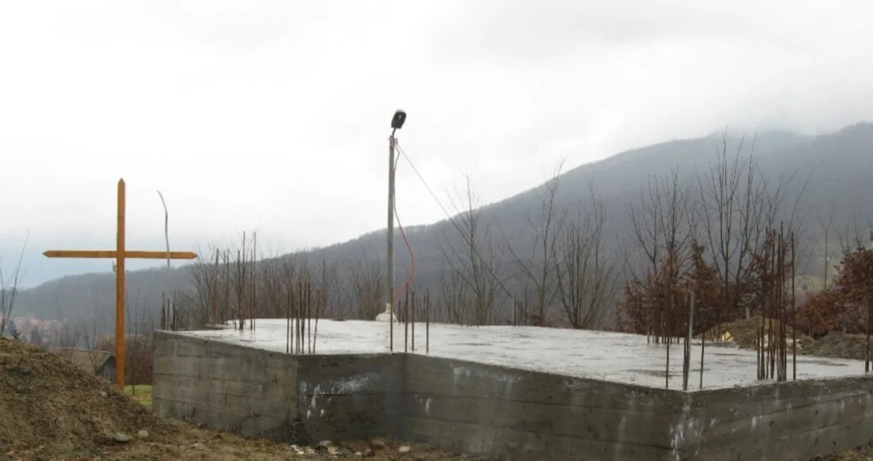 Grobnica u naselju Budak kod Potočara, odmah pored izgrađena crkva, na slici temelji crkve/Sadik Salimović