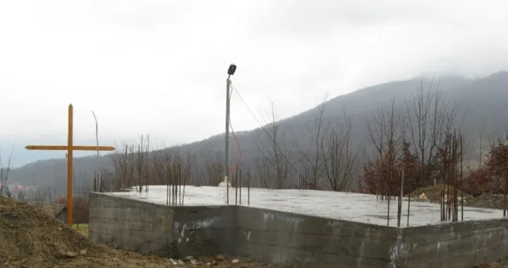 Grobnica u naselju Budak kod Potočara, odmah pored izgrađena crkva, na slici temelji crkve/Sadik Salimović