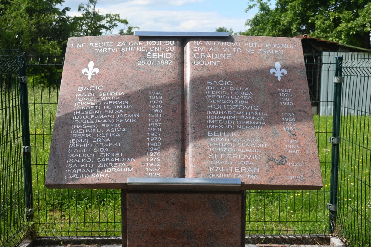 Spomenik u Zecovima/