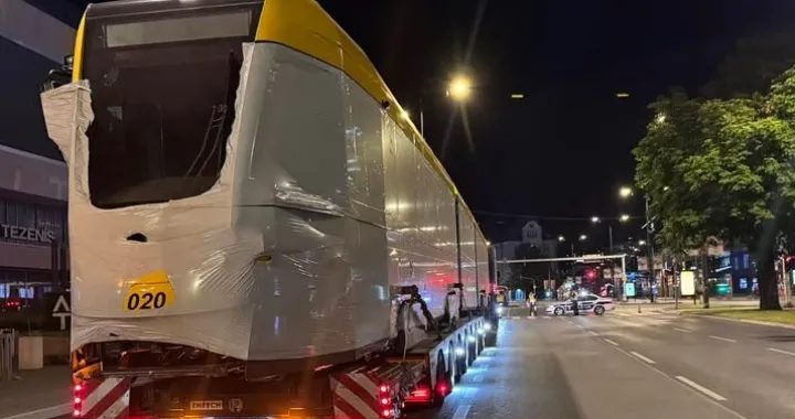 Novi tramvaj - 20. po redu - stigao u Sarajevo/Facebook/