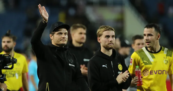epa10338898 German club Borussia Dortmund's head coach Edin Terzic waves to spectators after a match against Vietnam during the Borussia Dortmund Asia Tour, at My Dinh stadium, in Hanoi, Vietnam, 30 November 2022. EPA/LUONG THAI LINH