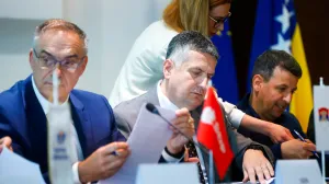 Sporazum stranaka na nivou države BiH o uspostavi nove koalicije, dvije trojke iz RS i FBiH - SDS, PDP, SDP, NiP, NS, ZPR, te NES, Naprijed, ZNG, zgrada Parlamenta/Damir Deljo