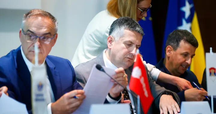 Sporazum stranaka na nivou države BiH o uspostavi nove koalicije, dvije trojke iz RS i FBiH - SDS, PDP, SDP, NiP, NS, ZPR, te NES, Naprijed, ZNG, zgrada Parlamenta/Damir Deljo