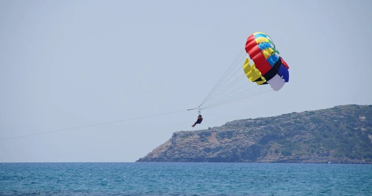 / Ilustracija parasailing/Pixabay