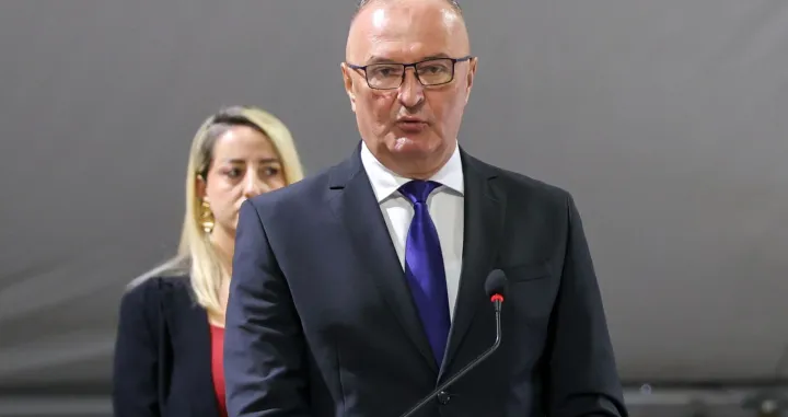 SARAJEVO, 16. maja (FENA) - Svečana primopredaje antidron sistema Kangal, kojeg Ministarstvo nacionalne odbrane Republike Turske donira za Oružane snage Bosne i Hercegovine, bit će održana danas u kasarni OS BiH "Rajlovac" u Sarajevu. Na fotografiji: Ministar odbrane Bosne i Hercegovine Zukan Helez (Foto FENA/Harun Muminović)/Harun Muminović