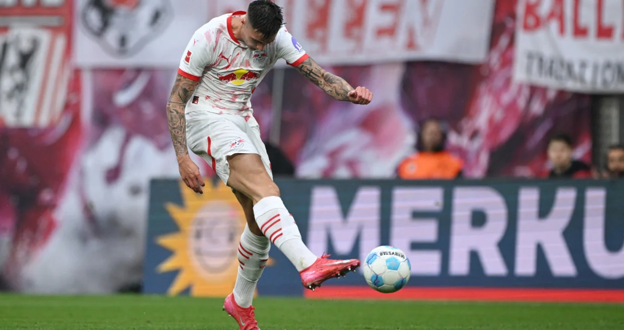 Soccer Football - Bundesliga - RB Leipzig v Bayern Munich - Red Bull Arena, Leipzig, Germany - May 3, 2025 RB Leipzig's Benjamin Sesko scores their first goal REUTERS/Annegret Hilse DFL REGULATIONS PROHIBIT ANY USE OF PHOTOGRAPHS AS IMAGE SEQUENCES AND/OR QUASI-VIDEO.