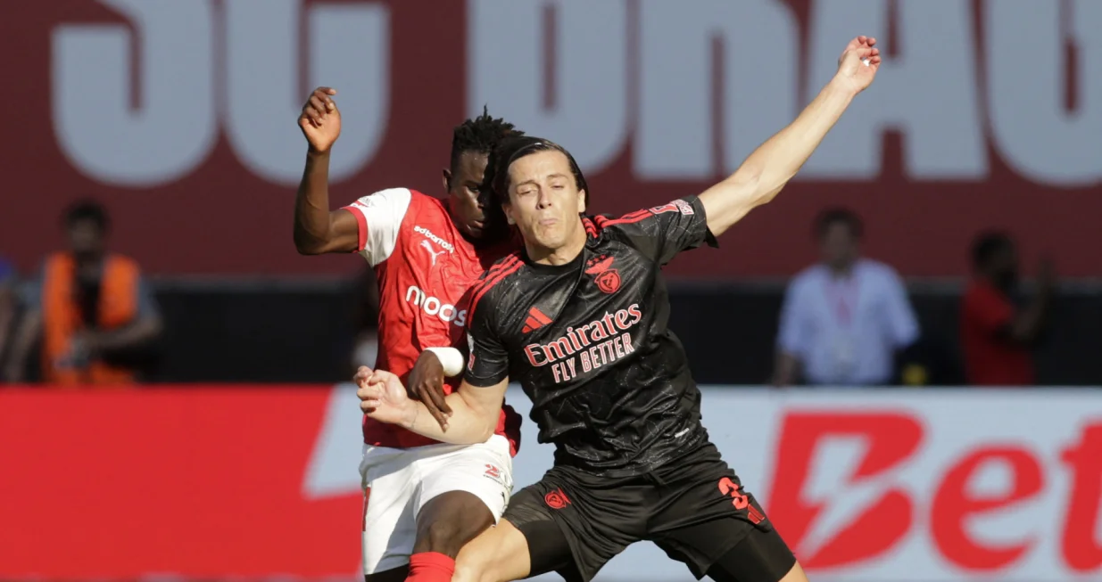 Soccer Football - Primeira Liga - S.C. Braga v Benfica - Estadio Municipal de Braga, Braga, Portugal - May 17, 2025 Benfica's Alvaro Fernandez Carreras in action with S.C. Braga's Roger Fernandes REUTERS/Miguel Vidal