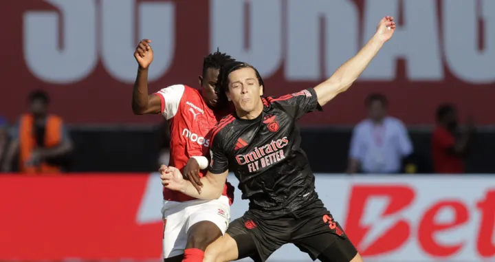 Soccer Football - Primeira Liga - S.C. Braga v Benfica - Estadio Municipal de Braga, Braga, Portugal - May 17, 2025 Benfica's Alvaro Fernandez Carreras in action with S.C. Braga's Roger Fernandes REUTERS/Miguel Vidal
