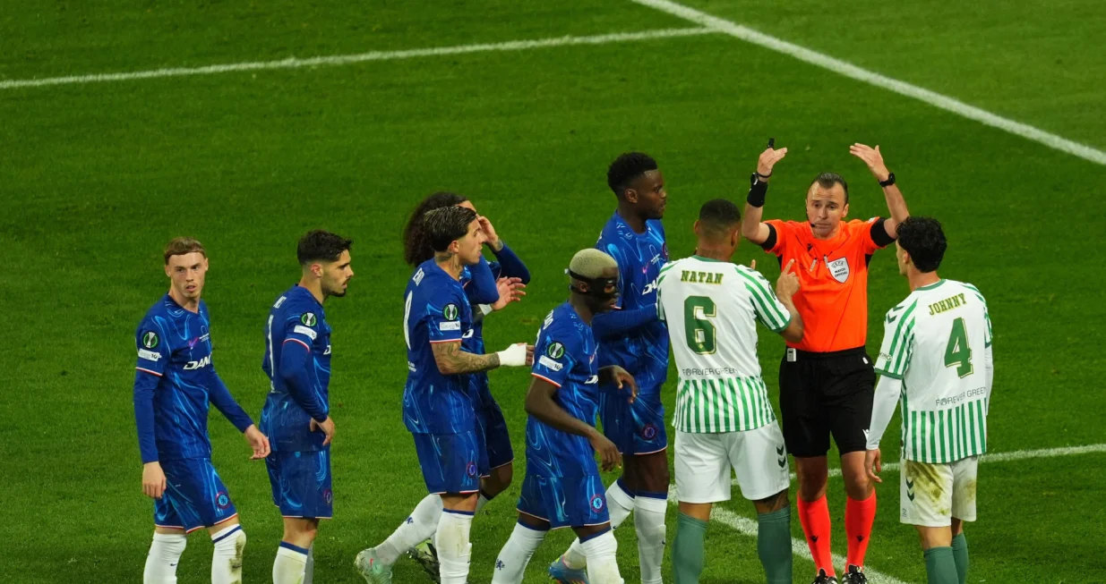 Soccer Football - Conference League - Final - Real Betis v Chelsea - Wroclaw Stadium, Wroclaw, Poland - May 28, 2025 Players from both teams remonstrate with referee Irfan Peljto REUTERS/Aleksandra Szmigiel