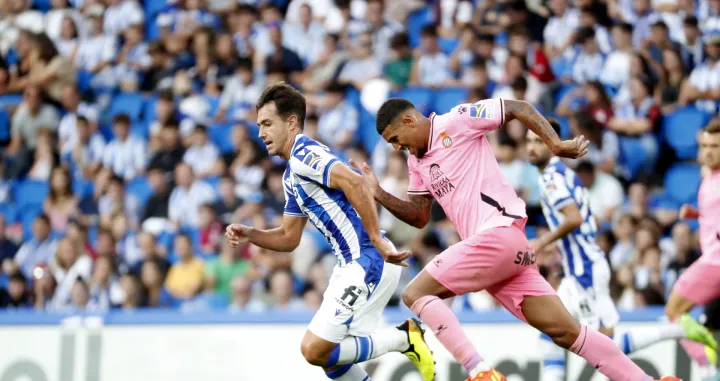 epa10192103 Espanyol's Vinicius de Souza Costa (R) in action against Real Sociedad's Martin Zubimendi during a Spanish LaLiga soccer match between Real Sociedad and RCD Espanyol at Anoeta stadium in Donosti, Basque Country, Spain, 18 September 2022. EPA/Juan Herrero