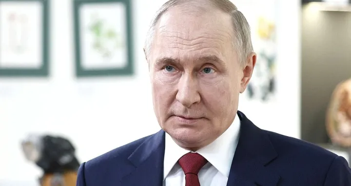 Soči, Rusija - 19. maj 2025:Ruski predsjednik Vladimir Putin izjavio je u ponedjeljak da je u telefonskom razgovoru s američkim predsjednikom Donaldom Trumpom, koji je trajao otprilike dva sata, razgovarao o potencijalnom prekidu vatre u Ukrajini i izgledima za rješavanje sukoba.Govoreći na brifingu za novinare u Sočiju, Putin je razgovor s Trumpom opisao kao "iskren i suštinski", rekavši da je Trump priznao rusku posvećenost mirnom rješavanju krize u Ukrajini (Kremlj - Anadolu Agency)/Anadolija