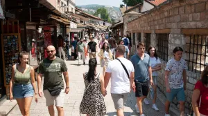 Toplo vrijeme turisti u gradu/Damir Deljo