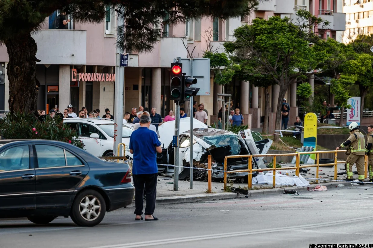 28.05.2025., Split. - Na krizanju Ulice Slobode i Velebitske Ulice dogodila se teska prometna nesreca sa smrtnim slucejem. Vozac auta koji je upravljao Teslom 3 prosao je sa laksim ozljedama. Photo: Zvonimir Barisin/PIXSELL/Zvonimir Barisin