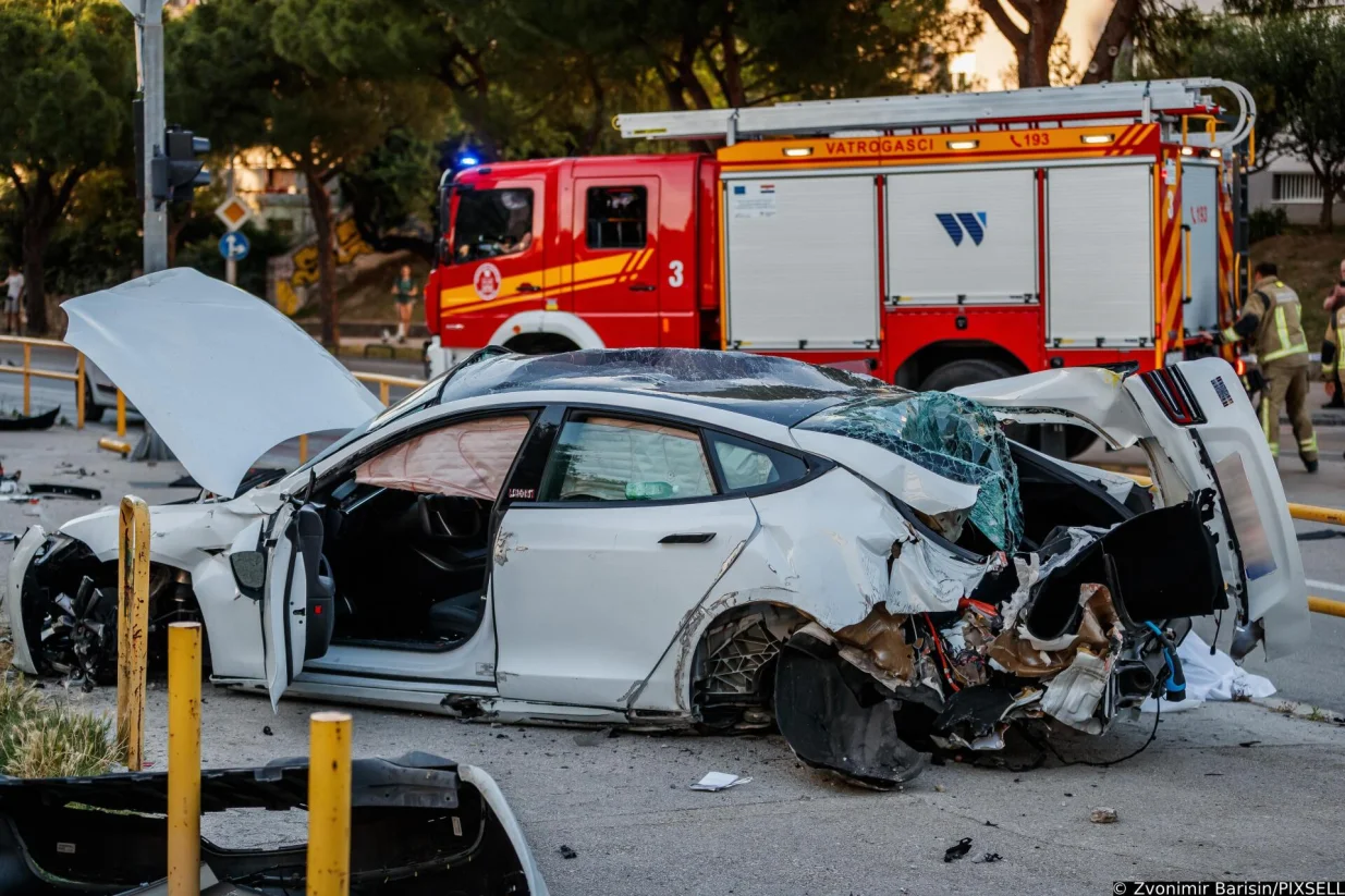 28.05.2025., Split. - Na krizanju Ulice Slobode i Velebitske Ulice dogodila se teska prometna nesreca sa smrtnim slucejem. Vozac auta koji je upravljao Teslom 3 prosao je sa laksim ozljedama. Photo: Zvonimir Barisin/PIXSELL/Zvonimir Barisin