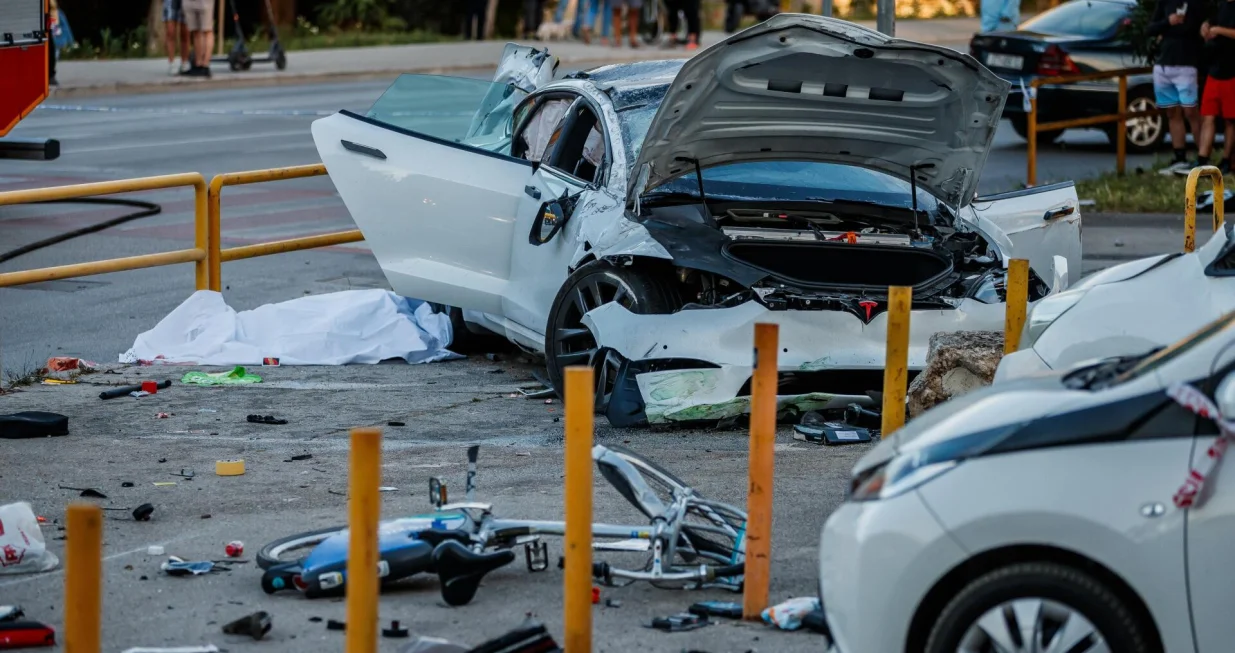 28.05.2025., Split. - Na krizanju Ulice Slobode i Velebitske Ulice dogodila se teska prometna nesreca sa smrtnim slucejem. Vozac auta koji je upravljao Teslom 3 prosao je sa laksim ozljedama. Photo: Zvonimir Barisin/PIXSELL/Zvonimir Barisin