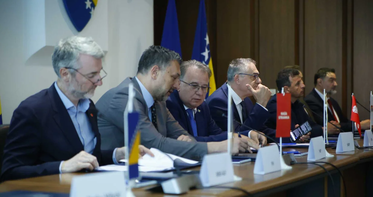 Sporazum stranaka na nivou države BiH o uspostavi nove koalicije, dvije trojke iz RS i FBiH - SDS, PDP, SDP, NiP, NS, ZPR, te NES, Naprijed, ZNG, zgrada Parlamenta BiH/Damir Deljo/