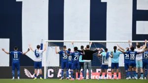 Igrači i navijači Dinama nakon posljednje utakmice u sezoni (FOTO: Marko Lukunic/PIXSELL)