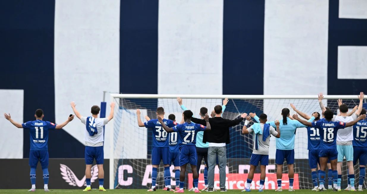 Igrači i navijači Dinama nakon posljednje utakmice u sezoni (FOTO: Marko Lukunic/PIXSELL)