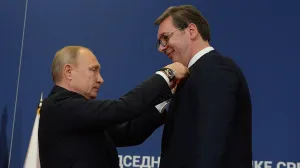 Putin odlikuje Vučića/