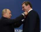 Putin odlikuje Vučića/
