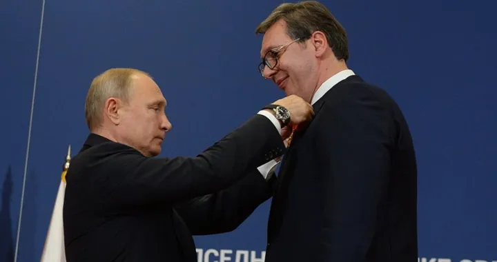 Putin odlikuje Vučića/