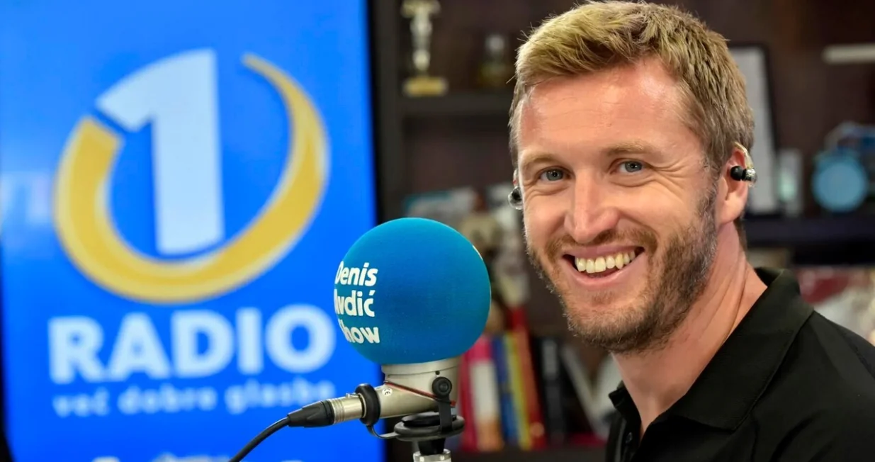 Denis Avdić je radijski voditelj i stend-up komičar/