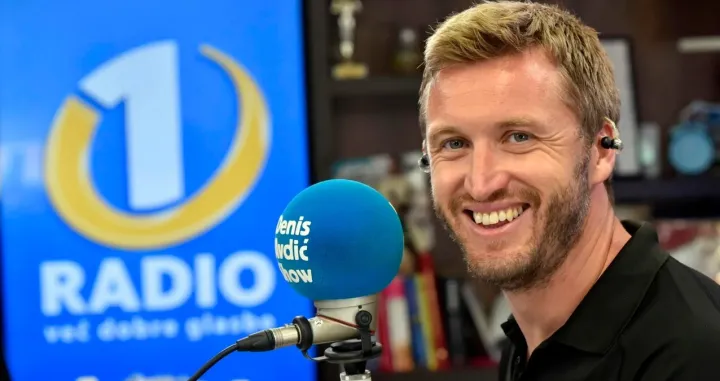Denis Avdić je radijski voditelj i stend-up komičar/