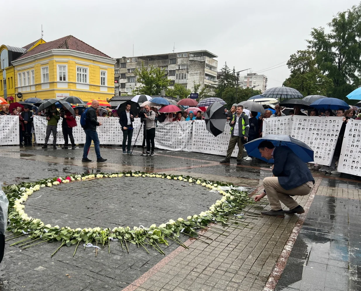U Prijedoru je danas na centralnom trgu obilježen Dan bijelih traka, nakon organizovane mirne šetnje glavnom ulicom u pješačkoj zoni/Anadolija/Amar Mehic
