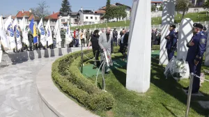 Polaganje cvijeća Mezarje Kovači povodom Dana Kantona Sarajevo i 33 godišnjice bitke za odbranu Predsjedništva Republike BiH/Senad Gubelić