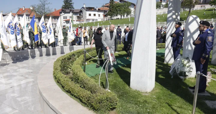 Polaganje cvijeća Mezarje Kovači povodom Dana Kantona Sarajevo i 33 godišnjice bitke za odbranu Predsjedništva Republike BiH/Senad Gubelić