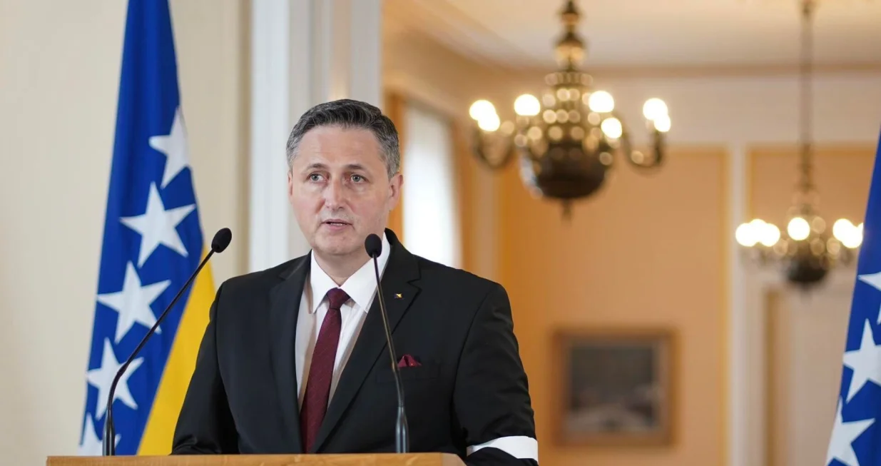 Denis Bećirović, bijela traka//