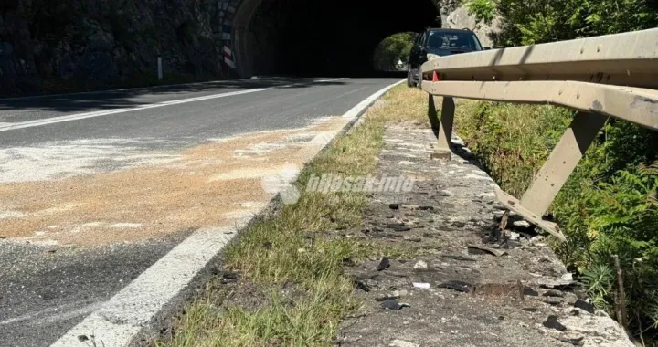 Mjesto saobraćajne nesreće u kojoj su poginule tri osobe; mjesto Ševaš Njive, M-17 Žitomislić-Počitelj/Bljesak.info