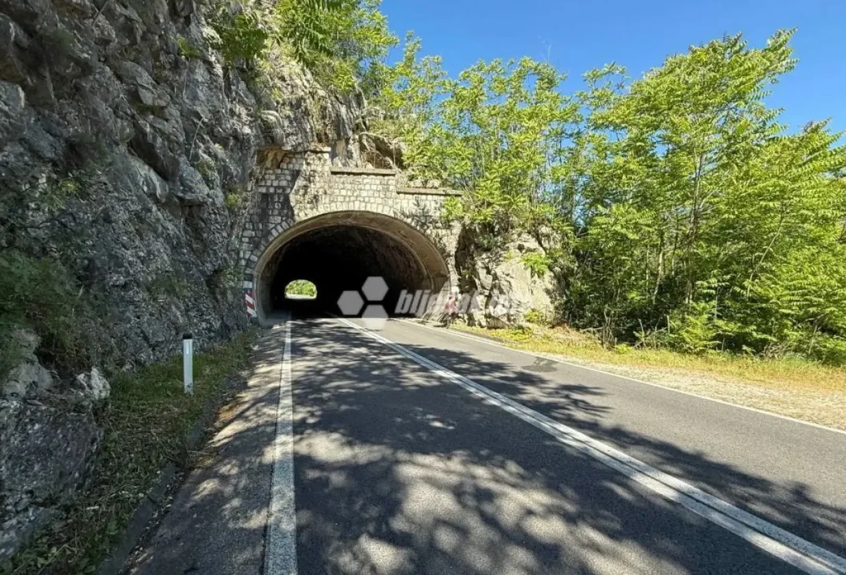 Mjesto saobraćajne nesreće u kojoj su poginule tri osobe; mjesto Ševaš Njive, M-17 Žitomislić-Počitelj/Bljesak.info