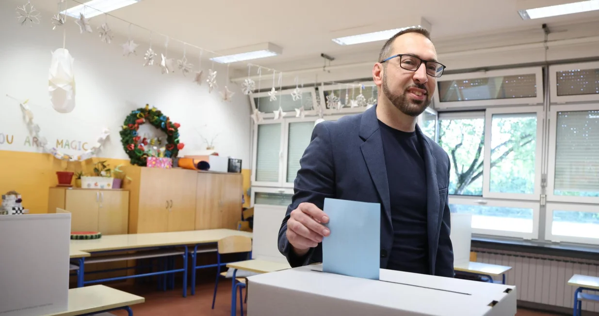 01.06.2025., Zagreb - Kandidat za gradonacelnika Grada Zagreba i aktualni gradonacelnik Tomislav Tomasevic glasao je na birackom mjestu OS Kralja Tomislava, Nova cesta 92. Photo: Sanjin Strukic/PIXSELL/Sanjin Strukic/pixsell