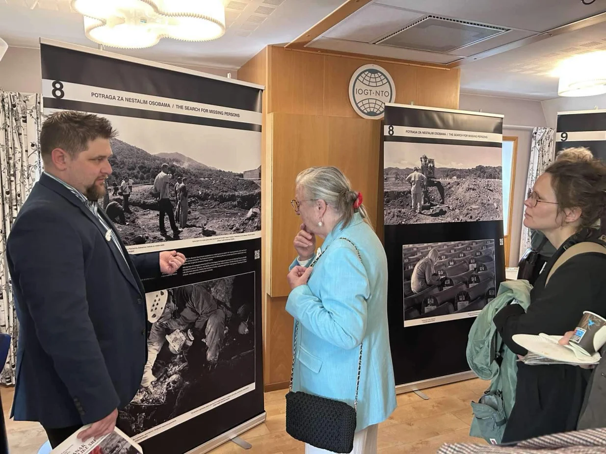 Hikmet Karčić i Christina Doctare; Tribina i izložba "Genocid u Srebrenici: Jedanaest lekcija za budućnost", u sklopu međunarodnog projekta "Svijet pamti Srebrenicu//