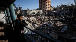 Izraelski borbeni avioni pogodili su školu u izbjegličkom kampu Bureij u centralnoj Gazi u utorak, 6. maja, pri čemu je ubijeno na desetine ljudi, a više njih ranjeno. U školi su boravile raseljene palestinske porodice, saopćili su medicinski izvori/Ali Jadallah