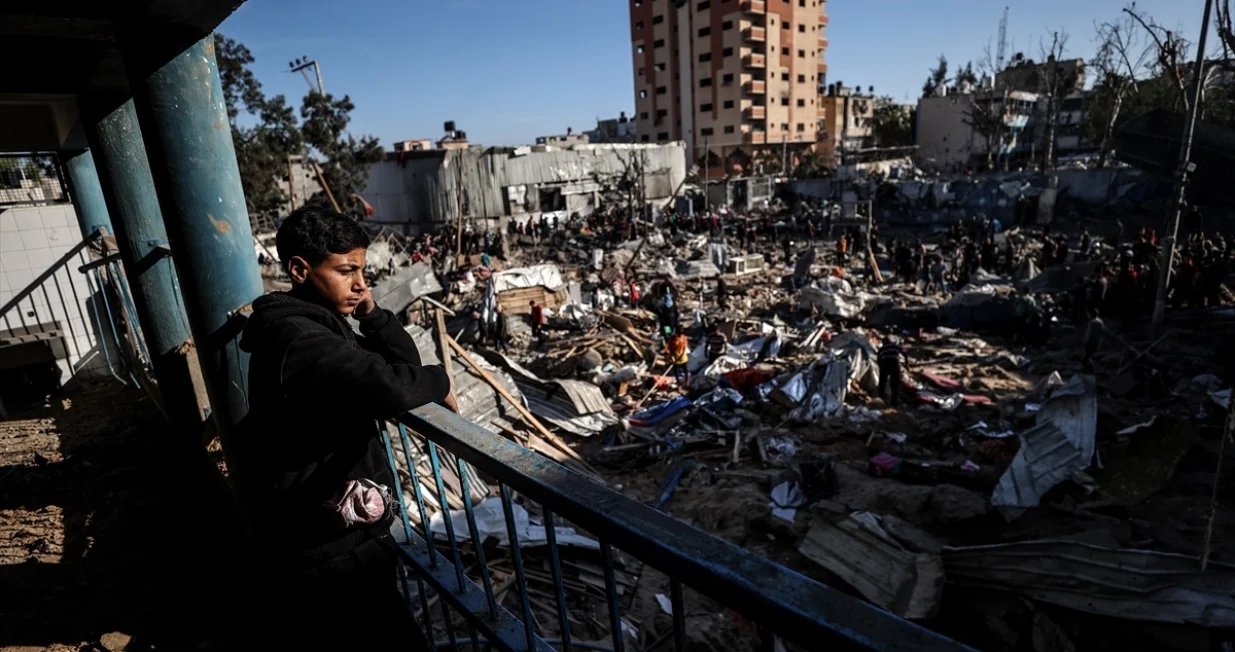 Izraelski borbeni avioni pogodili su školu u izbjegličkom kampu Bureij u centralnoj Gazi u utorak, 6. maja, pri čemu je ubijeno na desetine ljudi, a više njih ranjeno. U školi su boravile raseljene palestinske porodice, saopćili su medicinski izvori/Ali Jadallah