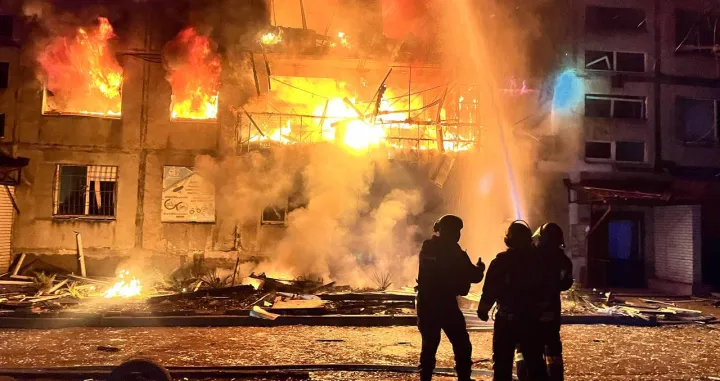 Dobropilje, Ukrajina, 7. mart 2025.Ukrajinski predsjednik Volodimir Zelenski saopД‡io je da je najmanje 11 osoba ubijeno u sinoД‡njem ruskom zraДЌnom napadu u istoДЌnoj ukrajinskoj regiji Donjeck.Prema posljednjim informacijama, u napadu je poginulo 11 osoba, a povrijeД'eno je viЕЎe od 30 osoba, meД'u kojima i petoro djece.Napomenuo je i da je oЕЎteД‡ena upravna zgrada u centru grada i osam stambenih zgrada. (State Emergency Service - Anadolu Agency)/