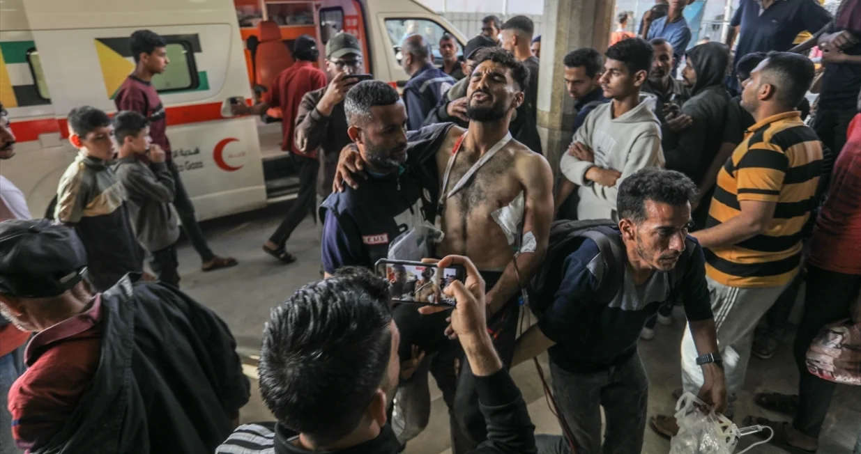 Blizu 50 Palestinaca je ubijeno, a više od 200 ranjeno u nedjelju nakon što su izraelske snage otvorile vatru na civile koji su tražili pomoć u Al-Mawasiju, zapadno od centra Rafaha na jugu Gaze/Abdallah F.s. Alattar