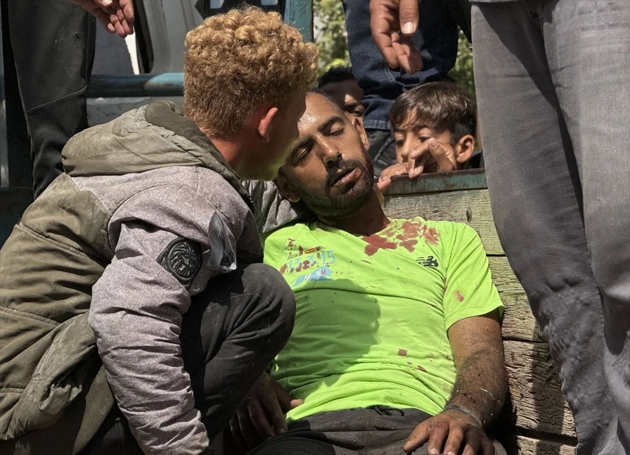 Blizu 50 Palestinaca je ubijeno, a više od 200 ranjeno u nedjelju nakon što su izraelske snage otvorile vatru na civile koji su tražili pomoć u Al-Mawasiju, zapadno od centra Rafaha na jugu Gaze/Abdallah F.s. Alattar