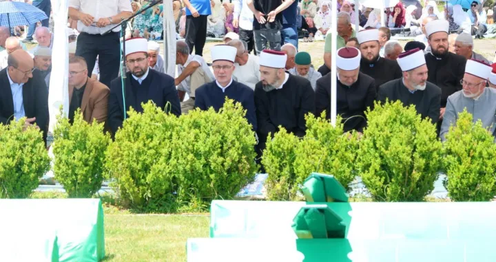 Kolektivna dženaza za šehide Zvornika u Memorijalnom kompleksu i šehidskom mezarju Gornja Kalesija//