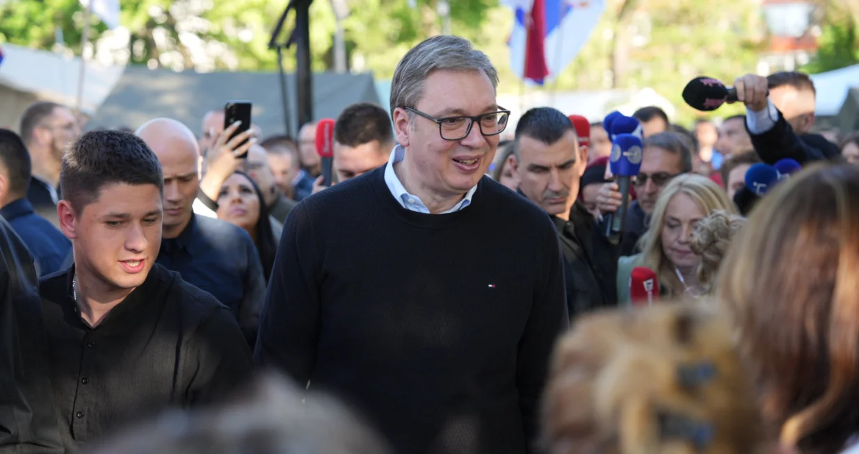 18, April, 2025, Belgrade - President of the Republic of Serbia Aleksandar Vucic visited students who want to study in Pioneer Park on Good Friday and brought them colored Easter eggs. Milos Pavlovic, Aleksandar Vucic. Photo: Milan Maricic/ATAImages18, april, 2025, Beograd - Predsednik Republike Srbije Aleksandar Vucic posetio je na Veliki petak, studente koji zele da uce u Pionirskom parku i doneo im obojena vaskrsnja jaja. Photo: Milan Maricic/ATAImages Photo: Milan Maricic/ATAImages/PIXSELL/Milan Maricic/ataimages/pixsell