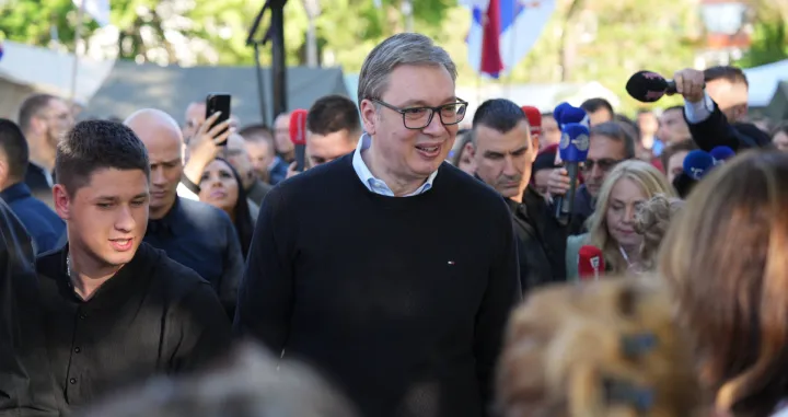 18, April, 2025, Belgrade - President of the Republic of Serbia Aleksandar Vucic visited students who want to study in Pioneer Park on Good Friday and brought them colored Easter eggs. Milos Pavlovic, Aleksandar Vucic. Photo: Milan Maricic/ATAImages18, april, 2025, Beograd - Predsednik Republike Srbije Aleksandar Vucic posetio je na Veliki petak, studente koji zele da uce u Pionirskom parku i doneo im obojena vaskrsnja jaja. Photo: Milan Maricic/ATAImages Photo: Milan Maricic/ATAImages/PIXSELL/Milan Maricic/ataimages/pixsell