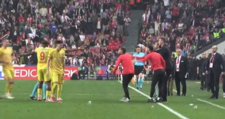 Trenutak kada je sudija isključio Jakirovića (FOTO: Screenshot)